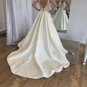 SOLD! Gorgeous Wedding Dress - Ball Gown